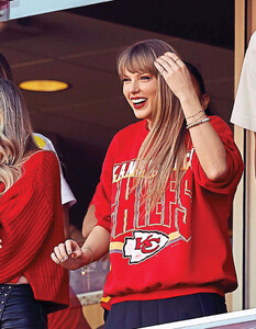 Taylor Swift - Star Magazine [2024.12.02] 2.jpg