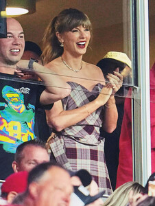 Taylor Swift - Star Magazine [2024.12.02] 5.jpg