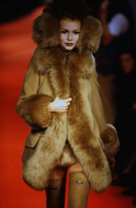 VivienneWestwoodFW19933.thumb.jpg.f73423c33466f274eef7915444859cef.jpg