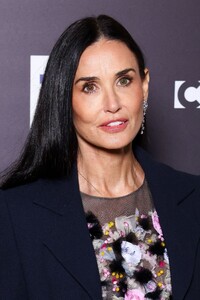 demi-moore-at-the-substance-premiere-in-paris-11-05-2024-2.jpg