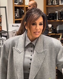 eva-longoria-out-shopping-in-hudsons-yard-in-new-york-10-29-2024-2.jpg
