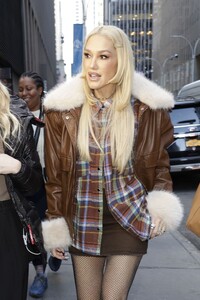gwen-stefani-out-filming-on-streets-in-new-york-11-15-2024-4.jpg