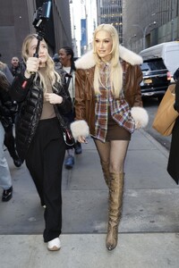 gwen-stefani-out-filming-on-streets-in-new-york-11-15-2024-5.jpg