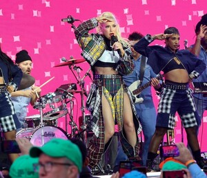gwen-stefani-performs-for-state-street-global-advisors-at-times-square-10-29-2024-0.jpg
