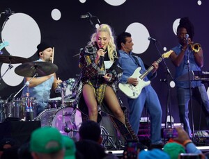gwen-stefani-performs-for-state-street-global-advisors-at-times-square-10-29-2024-5.jpg