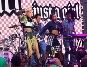 gwen-stefani-performs-for-state-street-global-advisors-at-times-square-10-29-2024-6.jpg