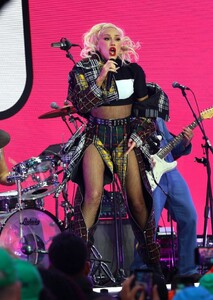 gwen-stefani-performs-for-state-street-global-advisors-at-times-square-10-29-2024-7.jpg