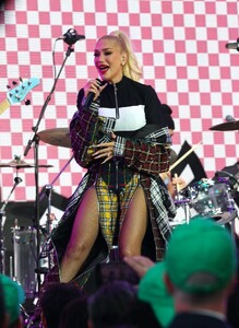 gwen-stefani-performs-for-state-street-global-advisors-at-times-square-10-29-2024-8.jpg