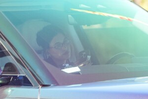 hailey-bieber-keeps-busy-with-her-phone-while-stuck-in-la-traffic-11-15-2024-1.jpg