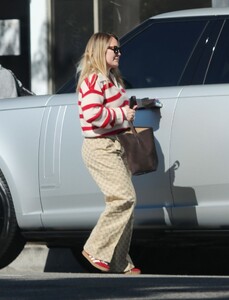 hilary-duff-out-and-about-in-los-angeles-11-16-2024-0.jpg