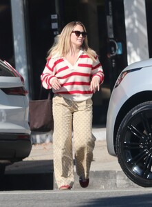 hilary-duff-out-and-about-in-los-angeles-11-16-2024-5.jpg