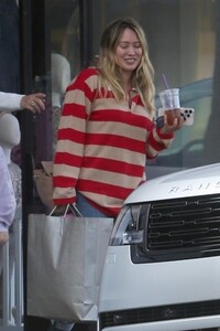 hilary-duff-out-shopping-in-studio-city-11-27-2024-0.jpg