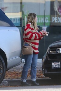 hilary-duff-out-shopping-in-studio-city-11-27-2024-1.jpg