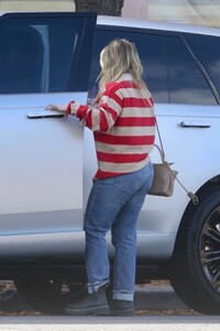 hilary-duff-out-shopping-in-studio-city-11-27-2024-2.jpg