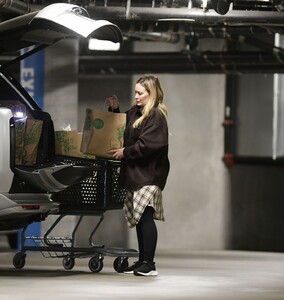 hilary-duff-shopping-for-groceries-at-whole-foods-in-los-angeles-11-04-2024-5.jpg