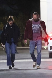 jennifer-garner-and-ben-affleck-leaves-an-event-in-brentwood-10-18-2024-5.jpg