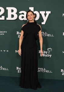 jennifer-garner-at-2024-baby2baby-gala-presented-by-paul-mitchel-in-los-angeles-11-09-2024-5.jpg