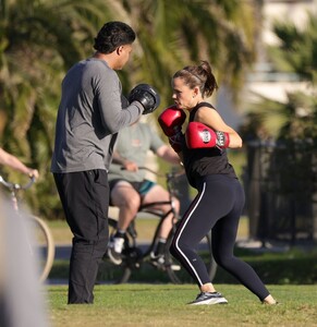 jennifer-garner-does-some-boxing-on-the-set-of-the-last-thing-he-told-me-11-14-2024-1.jpg
