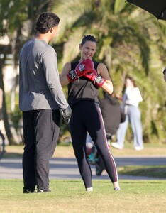 jennifer-garner-does-some-boxing-on-the-set-of-the-last-thing-he-told-me-11-14-2024-3.jpg