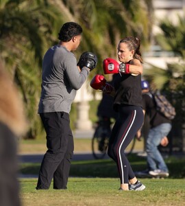 jennifer-garner-does-some-boxing-on-the-set-of-the-last-thing-he-told-me-11-14-2024-5.jpg