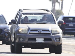 jennifer-garner-films-driving-scene-at-pacific-coast-highway-in-los-angeles-11-18-2024-6.jpg