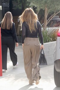 jennifer-lopez-arrives-at-a-recording-studio-in-hollywood-10-28-2024-4.jpg