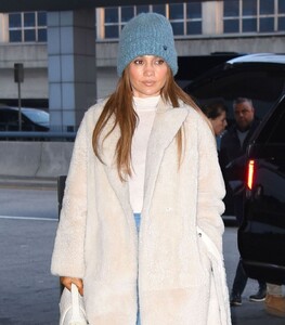 jennifer-lopez-arrives-at-jfk-airport-in-new-york-11-04-2024-2.jpg
