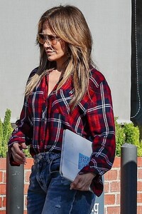 jennifer-lopez-out-at-a-breakfast-in-los-angeles-11-22-2024-9.jpg