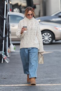 jennifer-lopez-out-for-coffee-and-pastries-in-los-angeles-11-20-2024-4.jpg
