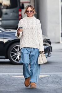 jennifer-lopez-out-for-coffee-and-pastries-in-los-angeles-11-20-2024-5.jpg