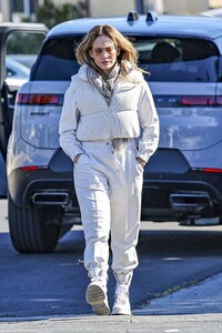 jennifer-lopez-out-visiting-a-friend-in-los-angeles-11-16-2024-5.jpg
