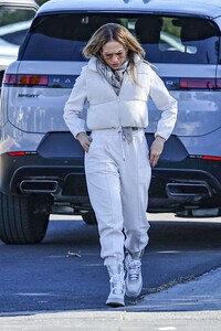 jennifer-lopez-out-visiting-a-friend-in-los-angeles-11-16-2024-7.jpg