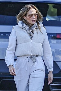 jennifer-lopez-out-visiting-a-friend-in-los-angeles-11-16-2024-9.jpg