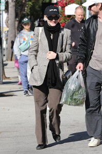 julia-garner-indulges-in-sunday-funday-shopping-at-la-s-farmer-s-market-11-03-2024-5.jpg