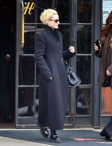 julia-garner-spotted-stepping-out-of-hotel-in-nyc-11-20-2024-1.jpg