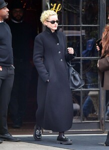 julia-garner-spotted-stepping-out-of-hotel-in-nyc-11-20-2024-3.jpg
