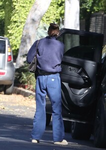 kaia-gerber-visits-a-friend-in-los-angeles-11-04-2024-1.jpg