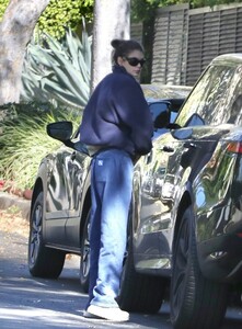 kaia-gerber-visits-a-friend-in-los-angeles-11-04-2024-2.jpg