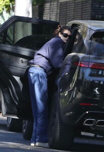 kaia-gerber-visits-a-friend-in-los-angeles-11-04-2024-3.jpg