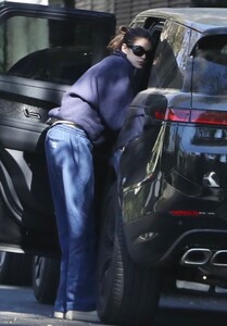 kaia-gerber-visits-a-friend-in-los-angeles-11-04-2024-4.jpg