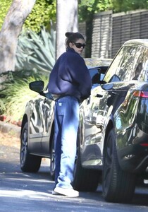 kaia-gerber-visits-a-friend-in-los-angeles-11-04-2024-5.jpg