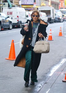 katie-holmes-arrives-at-barrymore-theatre-in-new-york-city-11-23-2024-4.jpg