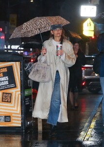katie-holmes-arrives-at-ethel-barrymore-theatre-in-new-york-city-11-21-2024-0.jpg
