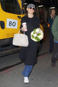 katie-holmes-arrives-for-her-evening-performance-of-our-town-in-new-york-11-25-2024-3.jpg