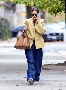 katie-holmes-heading-out-in-new-york-11-10-2024-0.jpg