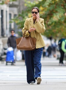 katie-holmes-heading-out-in-new-york-11-10-2024-6.jpg