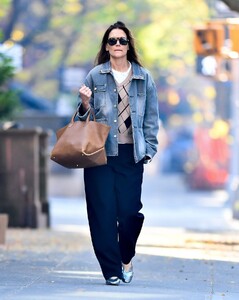katie-holmes-out-in-new-york-city-11-09-2024-2.jpg