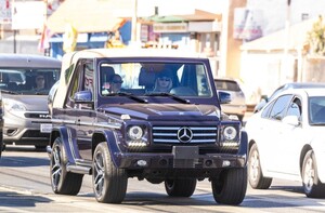 kendall-jenner-out-driving-in-los-angeles-11-06-2024-4.jpg