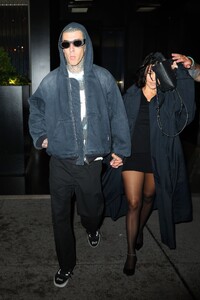 kourtney-kardashian-and-travis-barker-at-dinner-date-at-eleven-madison-park-in-new-york-07-22-2024-0.jpg