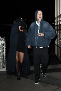 kourtney-kardashian-and-travis-barker-at-dinner-date-at-eleven-madison-park-in-new-york-07-22-2024-2.jpg